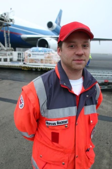 Marcus Richter auf dem Flughafen Berlin Schönefeld vor seinem Einsatz in Simbabwe 2009