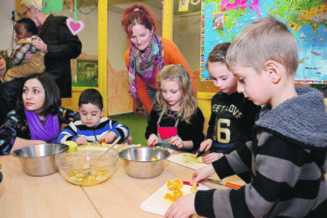 Für das Essen in der Kita sollen Eltern bald ein wenig tiefer in die Tasche greifen. Ein leicht erhöhter Verpflegungsbeitrag ist ein weiterer Punkt auf der langen Sparliste der Stadt. | Foto: Archiv