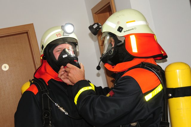 Atemschutz wird angelegt.  Foto: Meike Rudolph/ DLRG