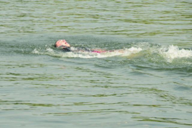 Der im Kanal Treibende kurz vor seiner Rettung.  Foto: Meike Rudolph/ DLRG