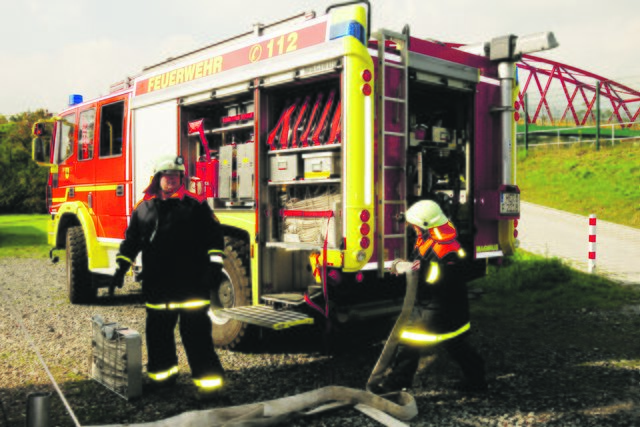 Schlauchverbindungen werden gelegt.   Foto: Meike Rudolph/ DLRG