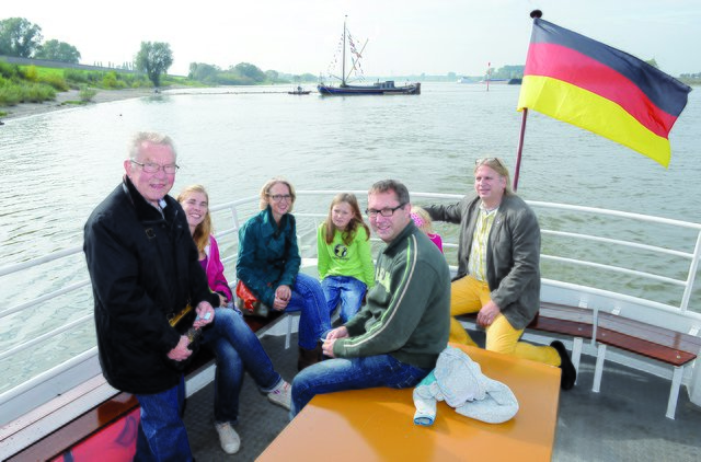 Wolfgang Eicker (l.) ist einer von insgesamt 35 ehrenamtlichen Fährhelfern, die zwischen April und Oktober als Kassierer auf dem Piwipper Böötchen mitfahren. Foto: de Clerque