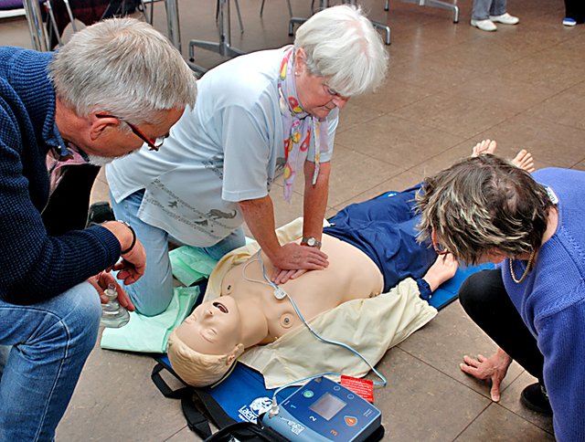 Herzmassage, bevor der Defibrillator zum Einsatz kommt. Die Senioren probieren es aus
