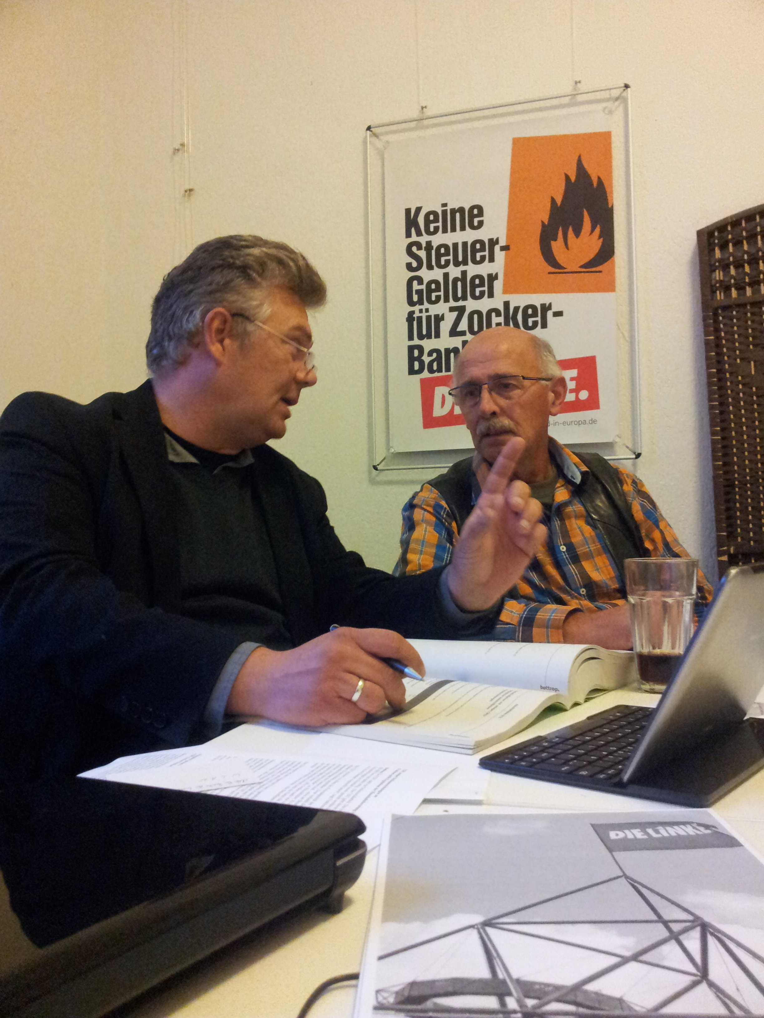 LINKEN-Ratsgruppen-Sprecher Christoph Ferdinand (li.) und Bezirksvertreter Dieter Polz bei der Haushaltsberatung der Botttroper LINKEN: „Wir brauchen eine soziale Wende in der Haushaltspolitik."