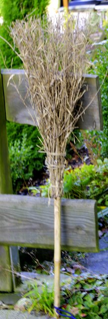 für die Frau zum putzen, für die Hexe zum fliegen!  ;-)