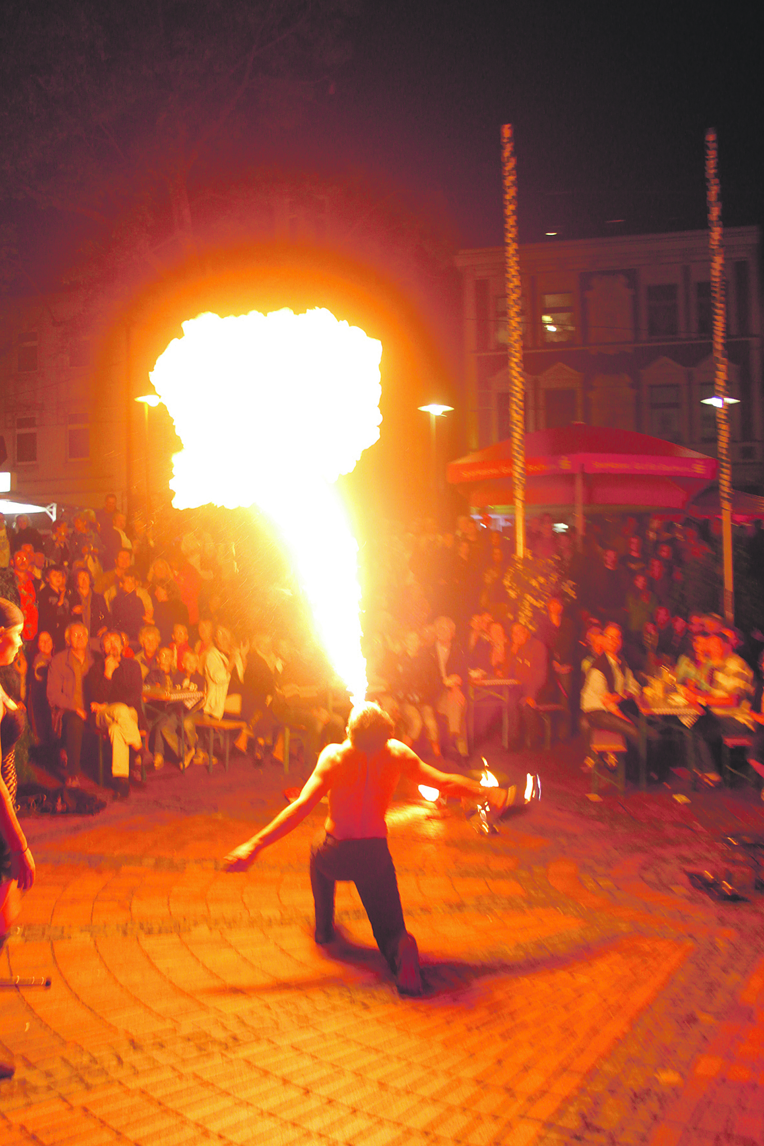 Die Feuershow der Zwillingskünstler „Twin-Fire“ bildet am Abend den Höhepunkt des Lindener Laternenzaubers.