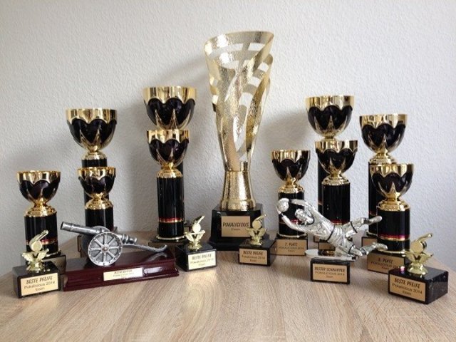 Eine POKALICIOUS-Trophäenfamilie wartet auch 2015 wieder auf die Futsal-Turnierteilnehmer (Foto: Futsalicious Essen e.V.)