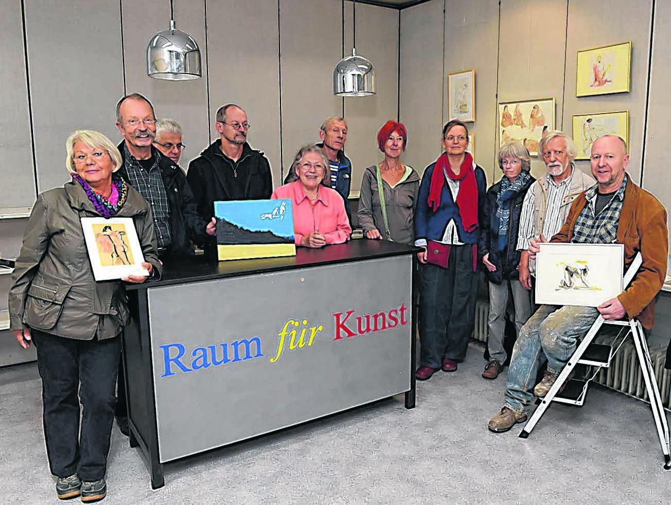 Die „AKTeure“: Helga Griesbacher, Paul Hammer, Stephan Spitzer, Veronika Pipal, Horst Kruger, Kuno Lange, Helgen Herwig-Scheve, Wolfgang Hauenherm, Peter Smentek, Anne Alines und Katrin Lindner im Raum für Kunst. Foto: Winkler