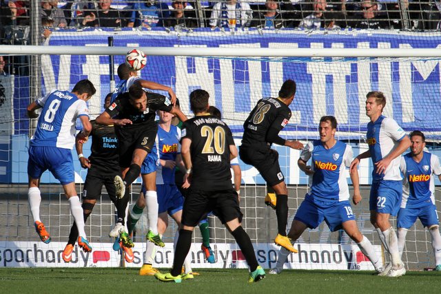 Gegen 1860 München überzeugte kein Spieler - auch nicht Patrick Fabian (3.v.r.). Foto: Molatta