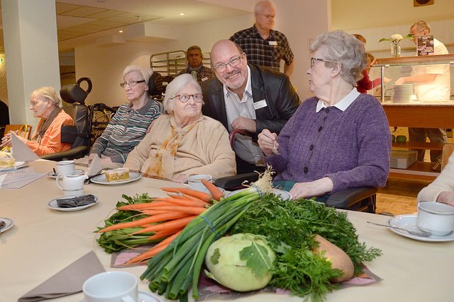 Auch Alloheim-Residenzleiter Ingo Wieckhorst feierte gerne mit seinen Bewohner(inne)n und Gästen am Bertholdshof das Erntedankfest mit.