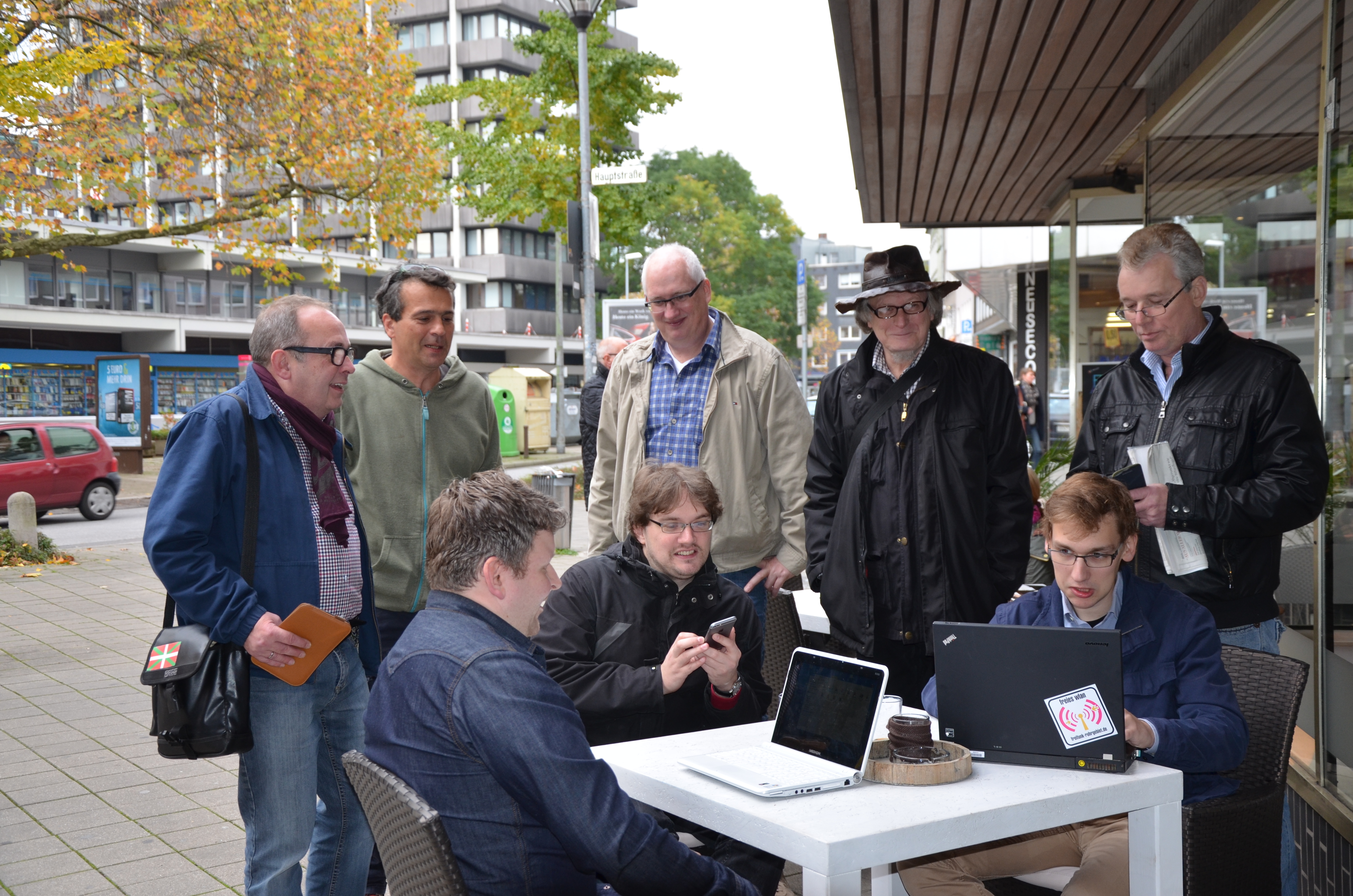 Ob im Stehen oder Sitzen, ob mit dem Handy oder dem Laptop: Ab sofort können Bürger rund um die Hauptstraße kostenlos im Internet surfen. Entscheidend ist vor allem immer der Aufkleber (hier rechts auf dem Laptop), der auf freizugängliches Internet in der Nähe hinweist.