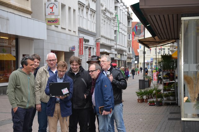 Mit der Hauptstraße im Rücken: Die Immobilien- und Standortgemeinschaft Hauptstraße freut sich ab sofort in ihrem Quartier über kostenloses Internet für alle Passanten.