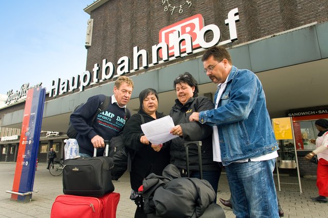 Auf ein Weiterkommen nach Hamburg hofft das Ehepaar Janssen (l.), das in der Nacht zu Donnerstag mit dem befreundeten Paar Plaschna ebenfalls aus dem Türkei-Urlaub zurück gekehrt ist.