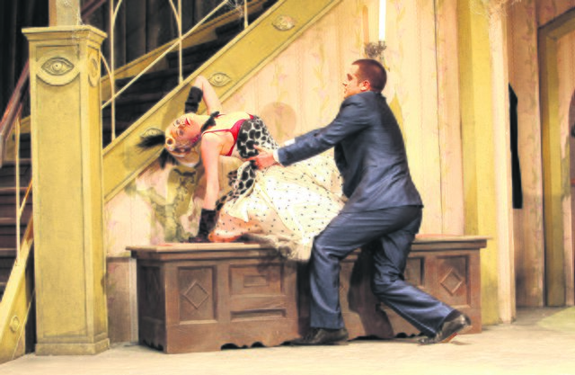 Verführerisch - In der Krimi-Komödie „Arsen und Spitzenhäubchen“ spielt Bettina Lieder die Verlobte Elaine. | Foto: Birgit Hupfeld