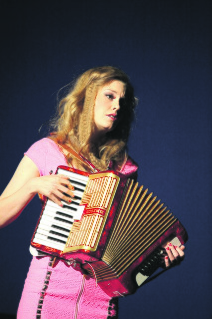 Musikalisch - Mit Akkordeon, Selbstreferenz und Ironie: Lieder beim schräg-humorvollen Liederabend „Drama Queens“. | Foto: Birgit Hupfeld