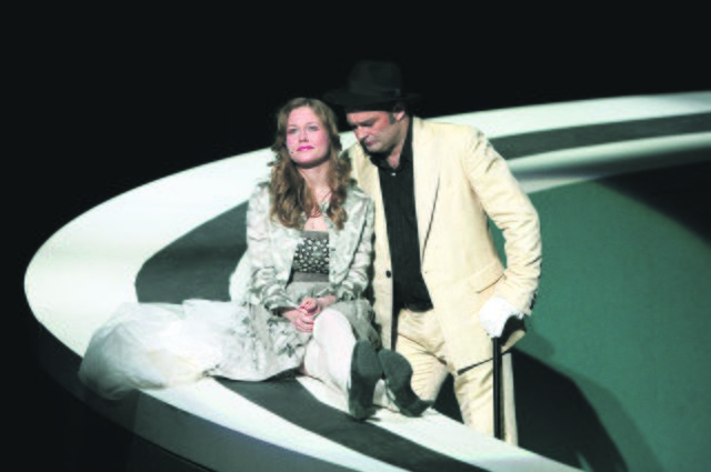 Kämpferisch -„Dreigroschenoper“: Als Polly im Kampf gegen Doppelmoral und um die Liebe ihres Manns Mackie Messer. | Foto: Birgit Hupfeld