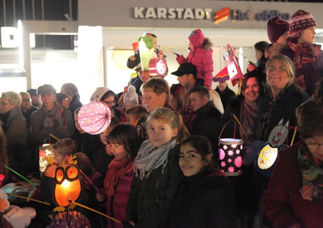 Vor allem junge Familien ließen sich den traditionellen Martinsumzug durch die Iserlohner Innenstadt am 11.11. nicht entgehen.