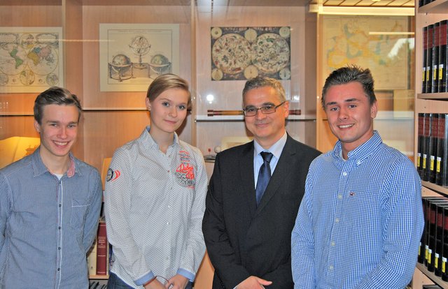 Der polnische Konsul Dariusz Klaczko empfing die jungen Schüler Hendrik von Hagen (l.), Michelle Dewender und Jan Matuszak in der Stadtbücherei. Foto: privat