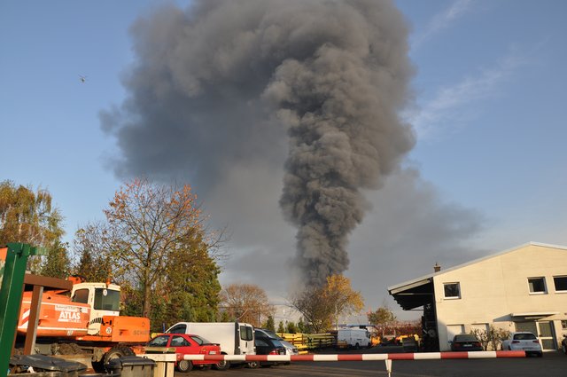 Ein Hubschrauber kreist über das Gebiet rund um die brennende Lagerhalle. | Foto: Vera Demuth