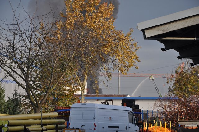 Vom Leiterwagen aus, versucht die Feuerwehr, den Brand an der Lippestraße zu löschen. | Foto: Vera Demuth