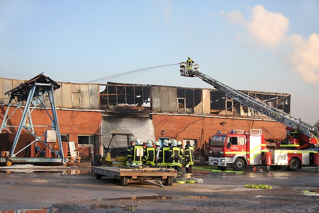 Die Lagerhalle liegt in Schutt und Asche. Fotos (3): Thiele