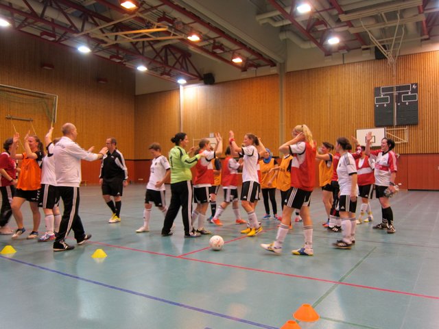 Sportlich fair und respektvoll beglückwünschten sich beide Teams nach dem Spiel. (Foto: Futsalicious Essen e.V.)
