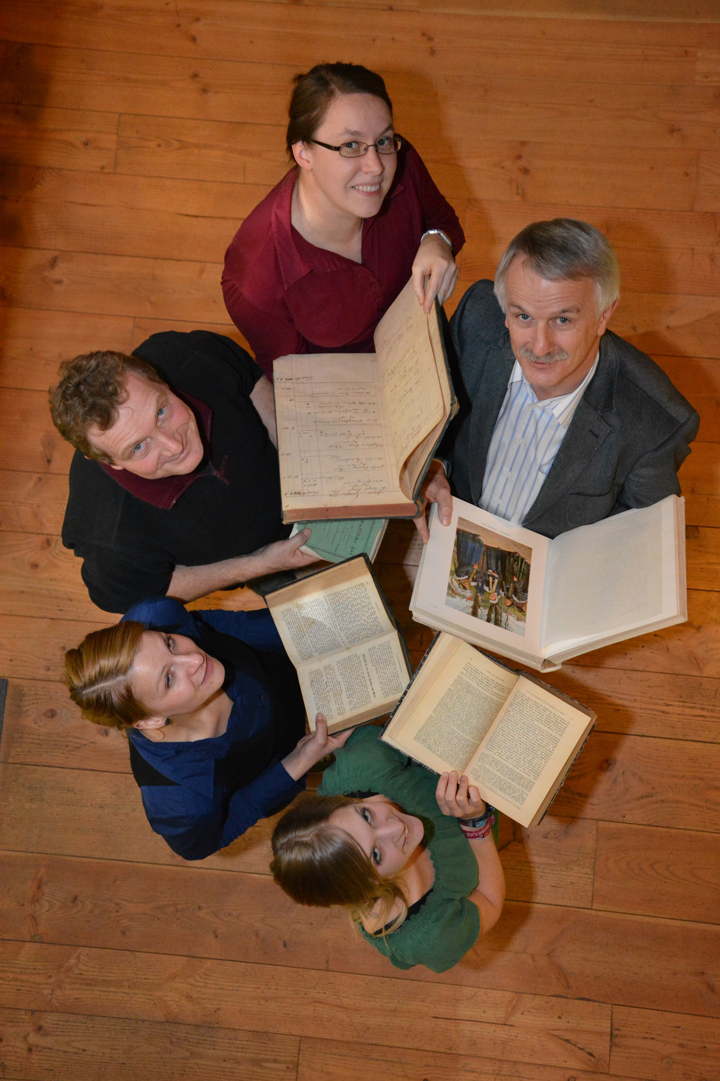 Michael Gosmann, Inga Münstermann, Tamara Schneider, Frank Mächtlinger und Nadja Töws vom Stadtarchiv Arnsberg. Fotos: Albrecht