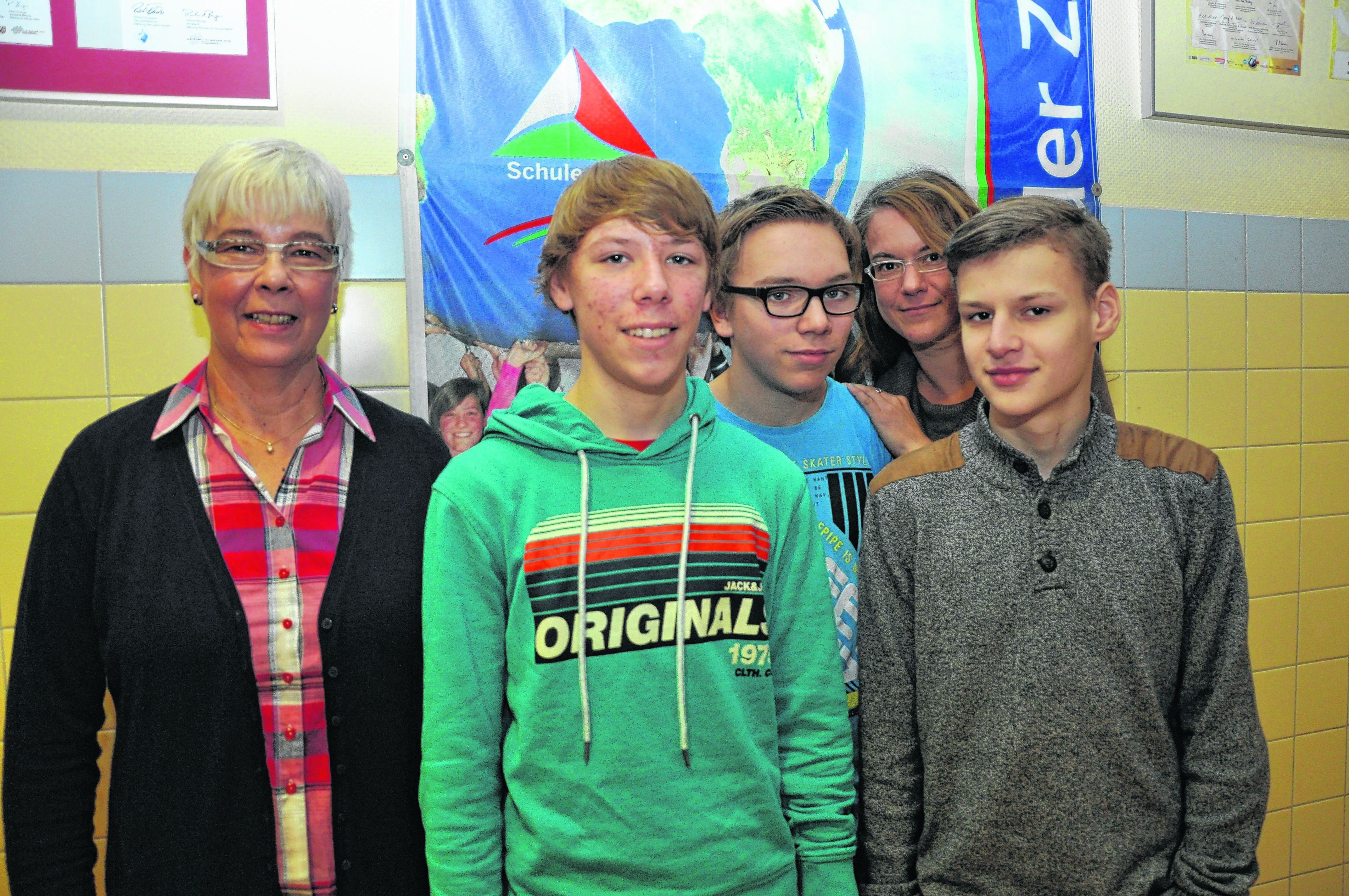 Gruppenbild mit Schulleitung: Schüler des Klimarates der GS Holsterhausen.