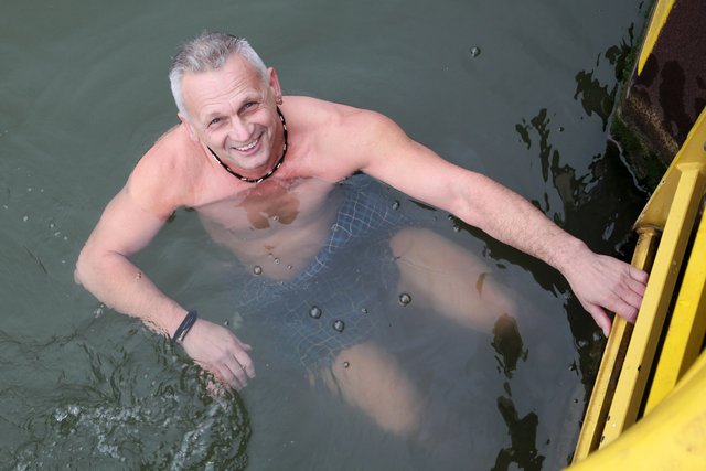 Peter Kaletka steigt fast jeden Tag in den kalten Datteln-Hamm-Kanal.