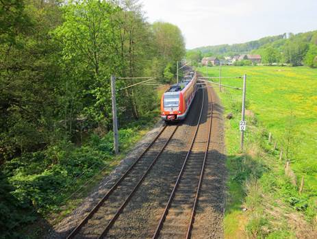 Ein S-Bahnzug zwischen Kupferdreh und Nierenhof, nahe der Hundebrücke.