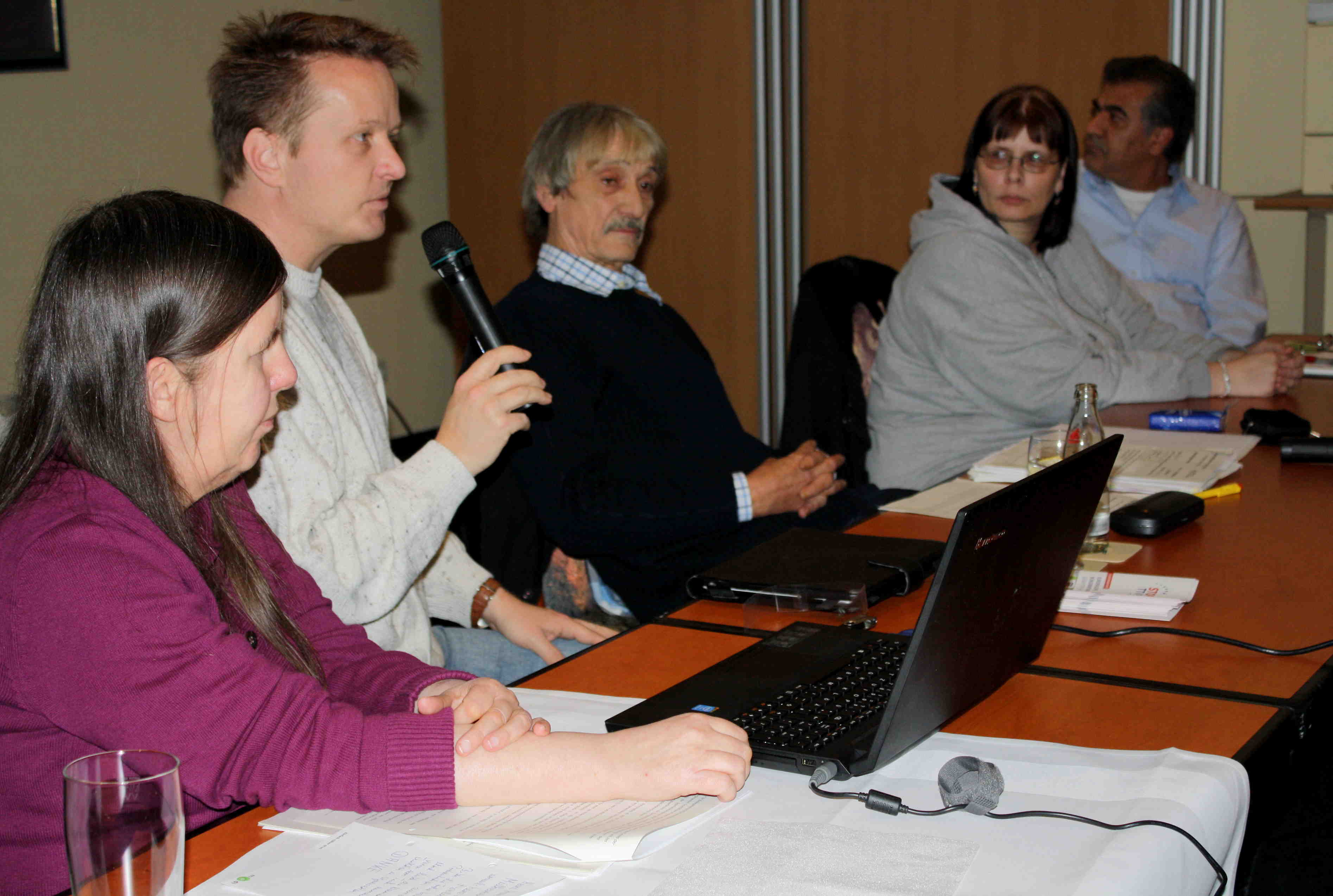 Das sind die Initiatoren und Unterstützer: (v. li.) Heidelore Godbersen (finanzpolit. MBI-Sprecherin), Thorsten Sterck (Mehr Demokratie); Lothar reinhard (MBI-Fraktionssprecher, Iris Ripke (Kreissprecherin DieLinke), Cevat Bicici (Ratsherr WIR AUS Mülheim)