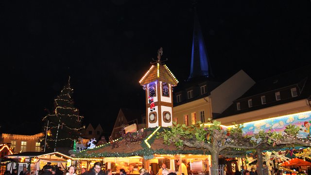 Blick von der Massener Straße auf den Weihnachtsmarkt