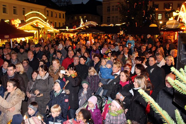 Es drängelte sich  richtig vor der großen Bühne