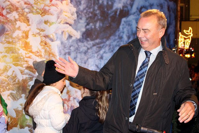 So richtig weihnachtlich wurde es aber erst, als Bürgermeister Werner Kolter die große Schneekanone startete und die Besucher auf das Fest einstimmte