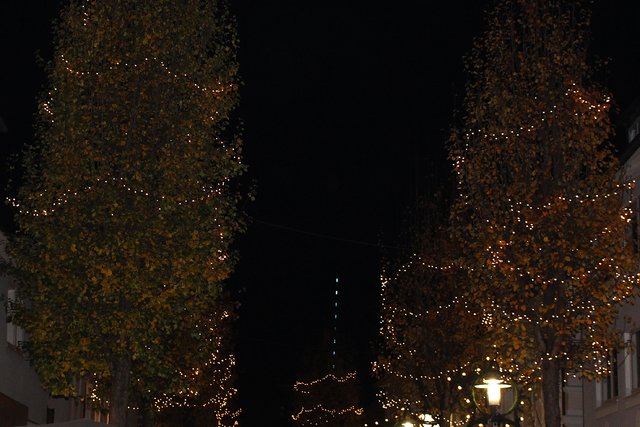 Blick  in die Massener Straße - Im Hintergrund der Schornstein der ehemaligen Lindenbrauerei - Der Schornstein ist sichtbares Zeichen der ehemaligen Unnaer Brauerei und heute Wahrzeichen des Zentrums für Internationale Lichtkunst in Unna