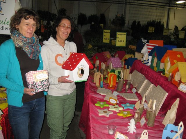 Roswitha Köster (links) und Carola Abraham am Stand der WFB Werkstatt Langenfeld.