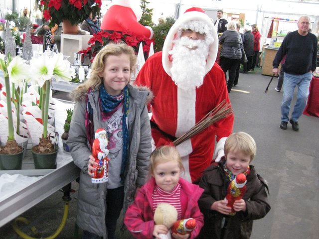 Der Nikolaus (Kurt Tröster) bringt Kinderaugen zum Strahlen.
