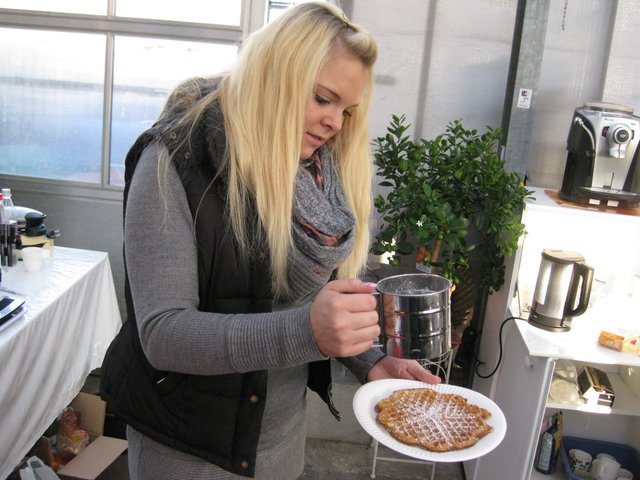 Lena Michel serviert leckere Waffeln.