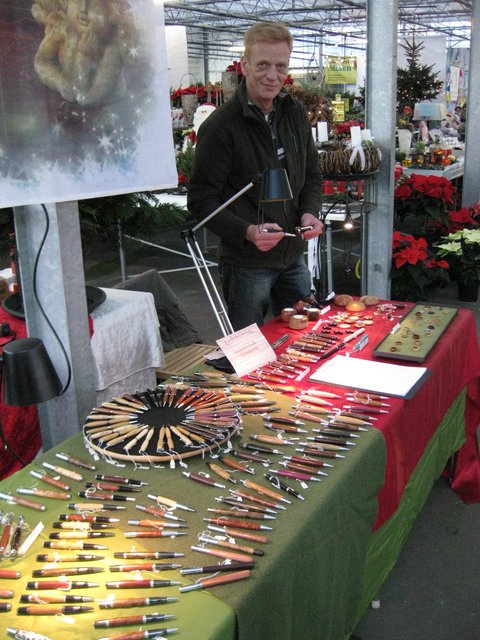 Schreibwerkzeuge mit gedreckseltem Schaft.