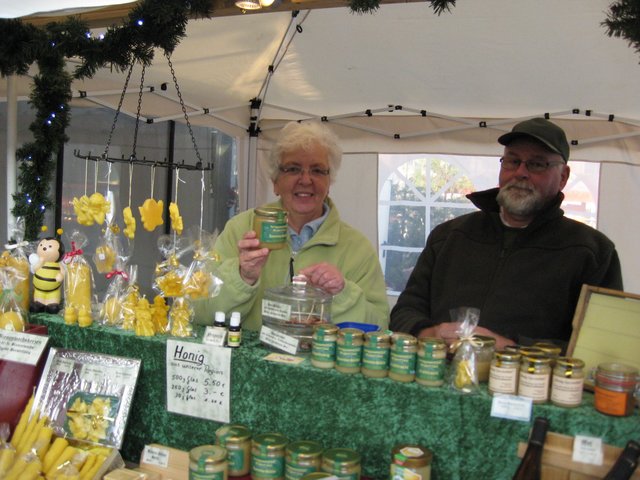 Das Imker-Ehepaar Koch mit neuen Honig-Kreationen.