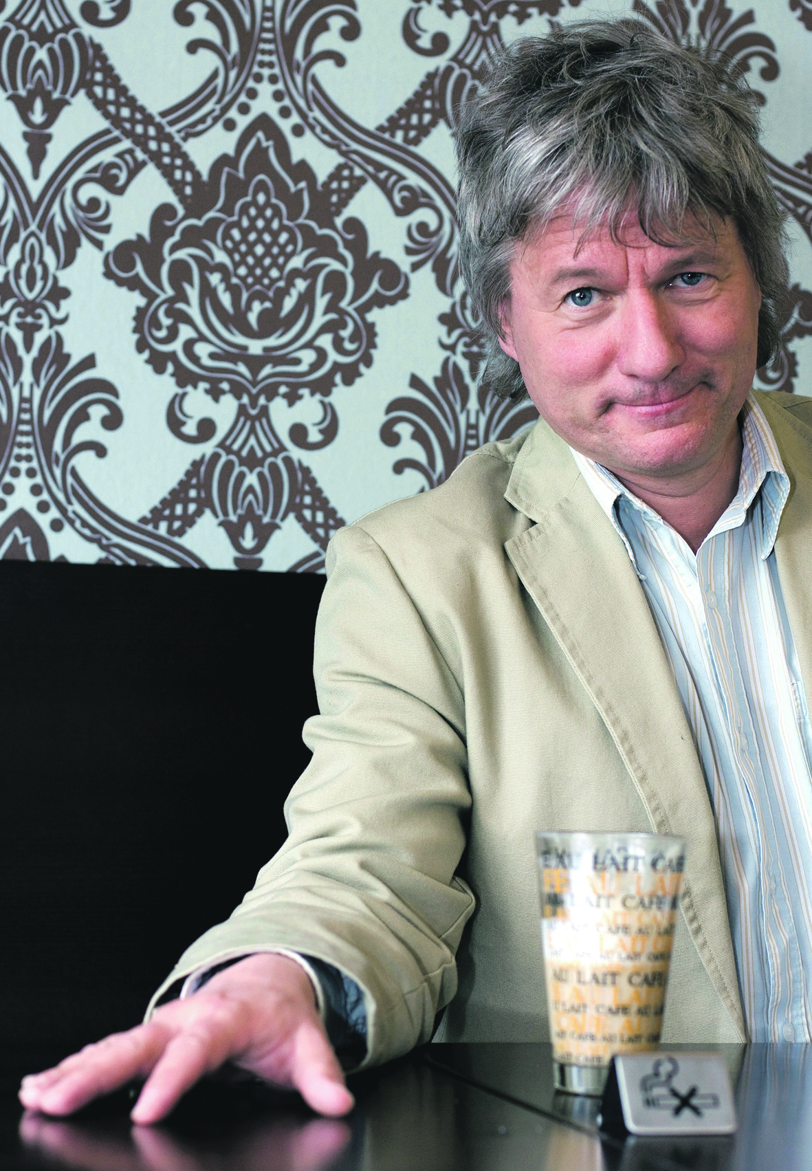 „Der Künstler ist anwesend“ heißt es am 29. November mit Jürgen Becker in der Stadthalle Mülheim.