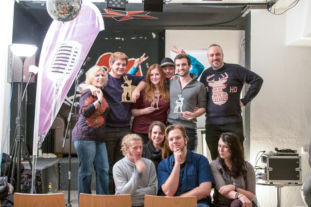 Die Teilnehmer mit den Moderatoren (Foto bei Sergey Slavin - Crunkyjuice-Media)