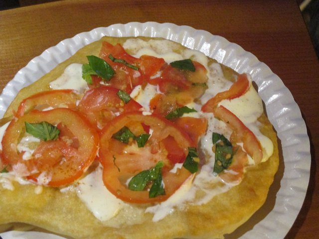 Langos... ein ungarisches Leckerchen... auf dem Weihnachtsmarkt...