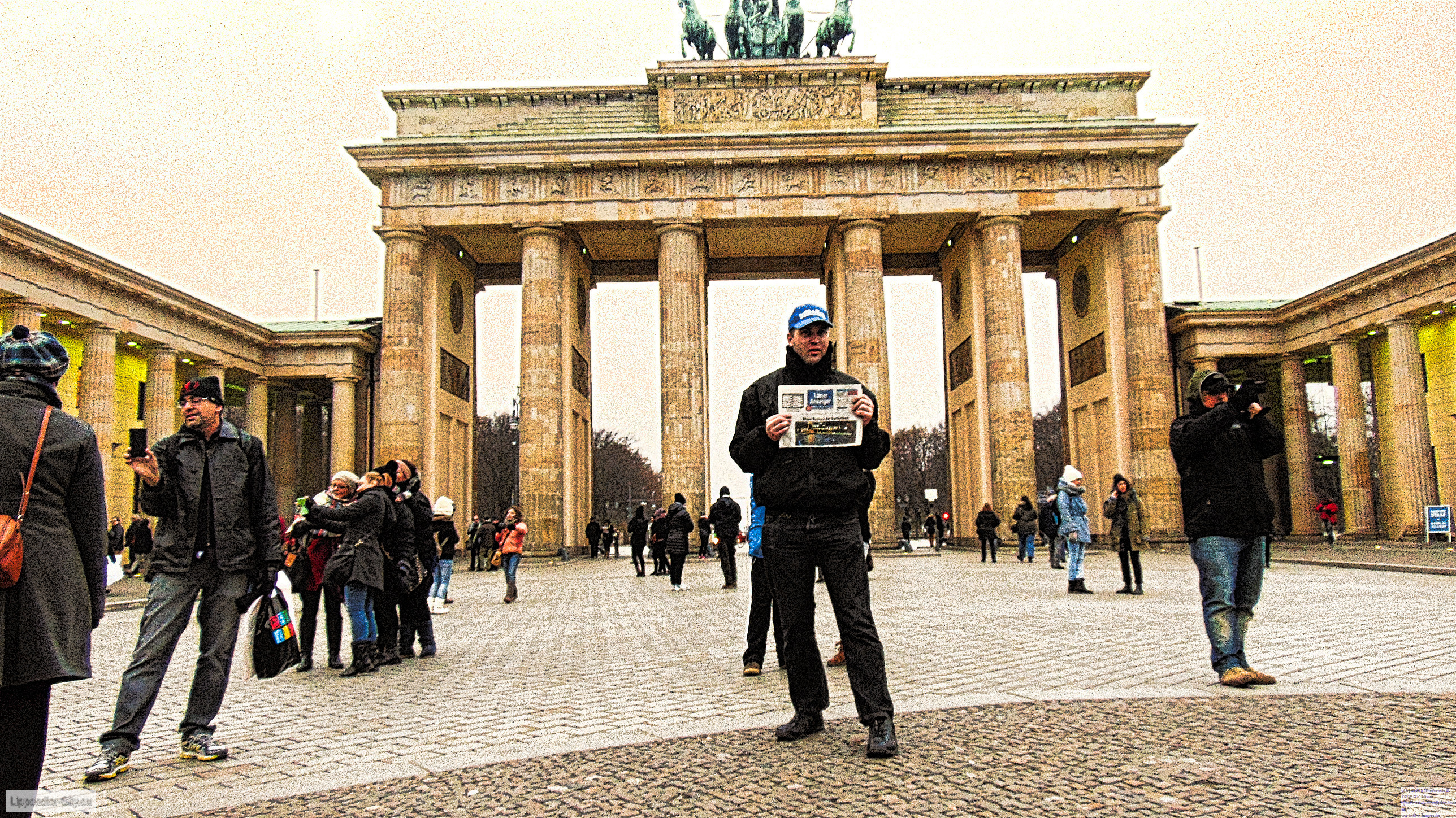 Mit dem Lüner Anzeiger vorm Brandenburger Tor