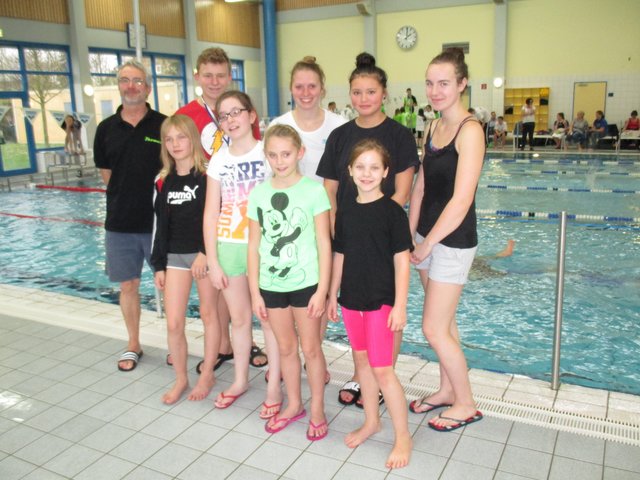 Mannschaftsfoto, hinten v.l. Thomas Przybilla, Elias Roth, Miriam Möll, Raffaela Böhmer, Jennifer Bachert, vorne Leonie Wagner, Pia Bachert, Isabelle Schleicher, Tamina Fehlau, es fehlen Annika Vollmer, Alissa Fischer, Samira und Abelhakim Zaitouni