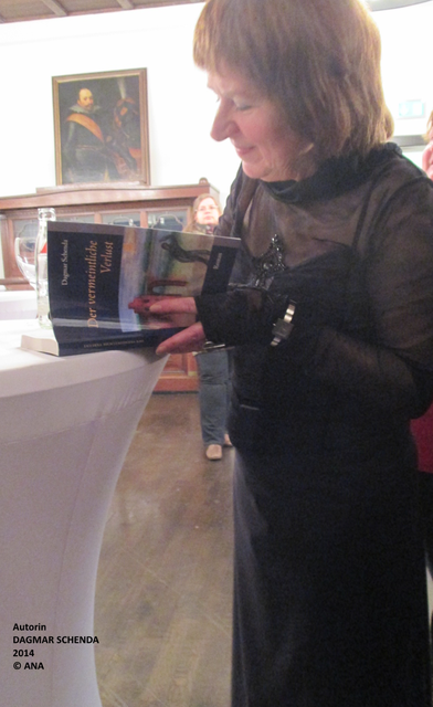 Autorin Dagmar Schenda signiert ihre Bücher...