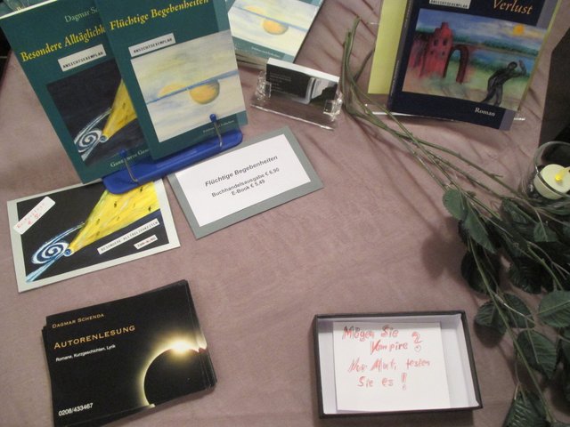 Büchertisch... es gab zu Beginn sogar Vampir-Weingummi ... KLASSE!