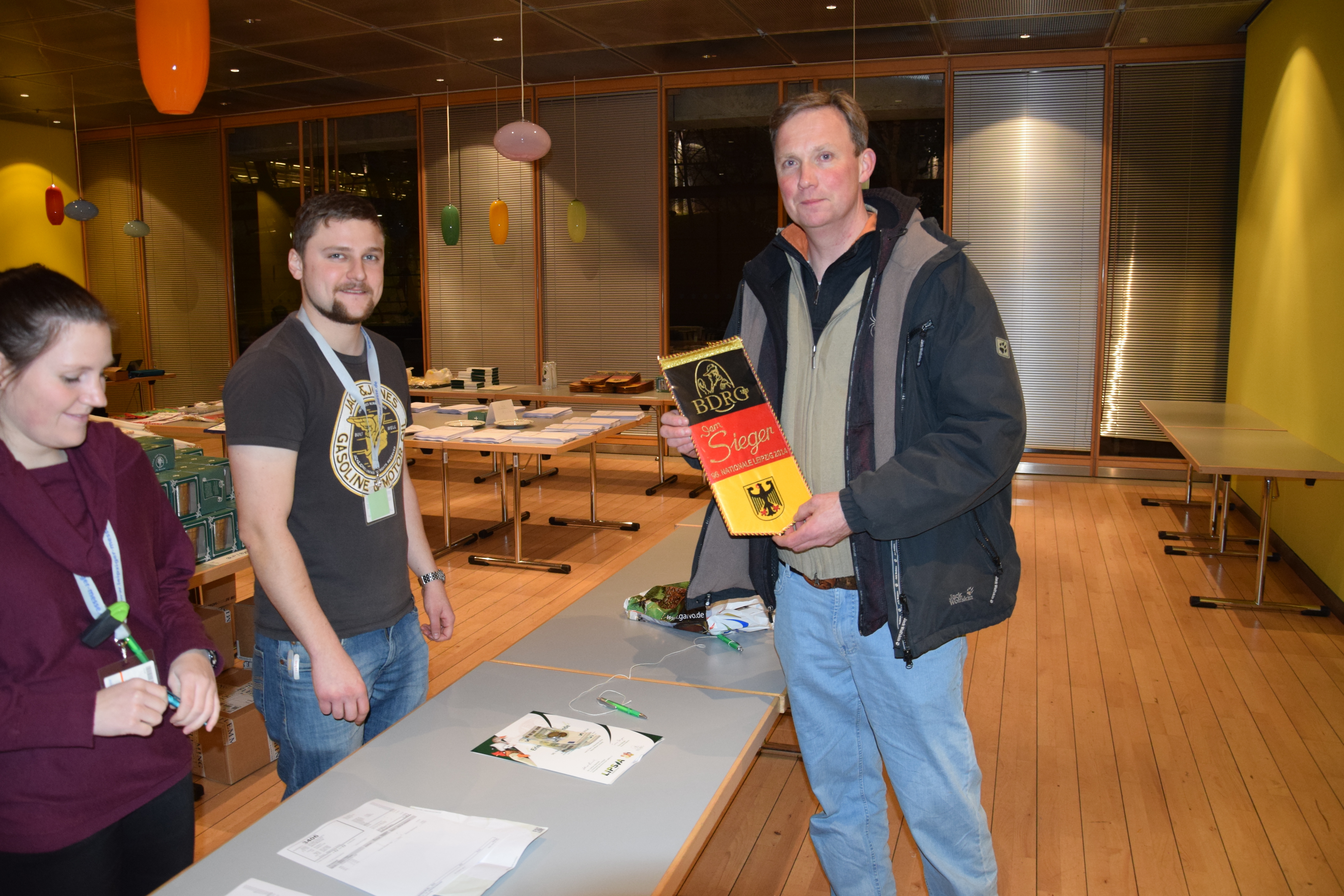 Lothar Senf erhält das Siegerband