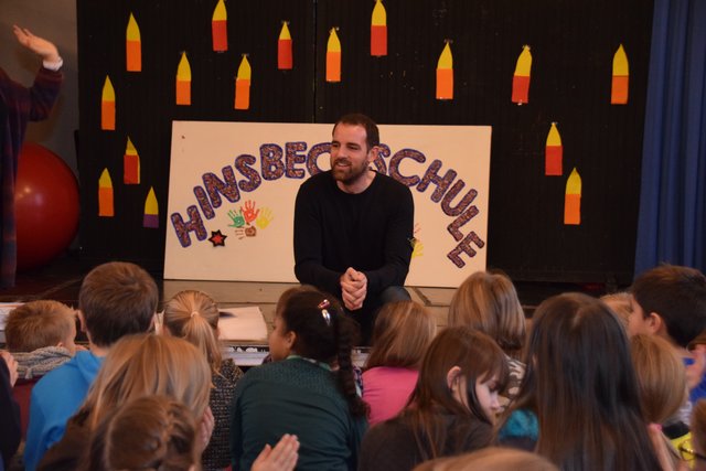 Eigentlich war seine Lesereise schon vorbei, doch für die Bürgerschaft Kupferdreh und die Kinder der Josef- und der Hinsbeckschule machte der Ex-Nationalspieler Christoph Metzelder eine Ausnahme und ging in die Verlängerung. Die Kinder hat es sichtlich gefreut und auch die Erwachsenen waren vom ExFußballer begeistert, als er am Abend seine Stiftung vorstellte.