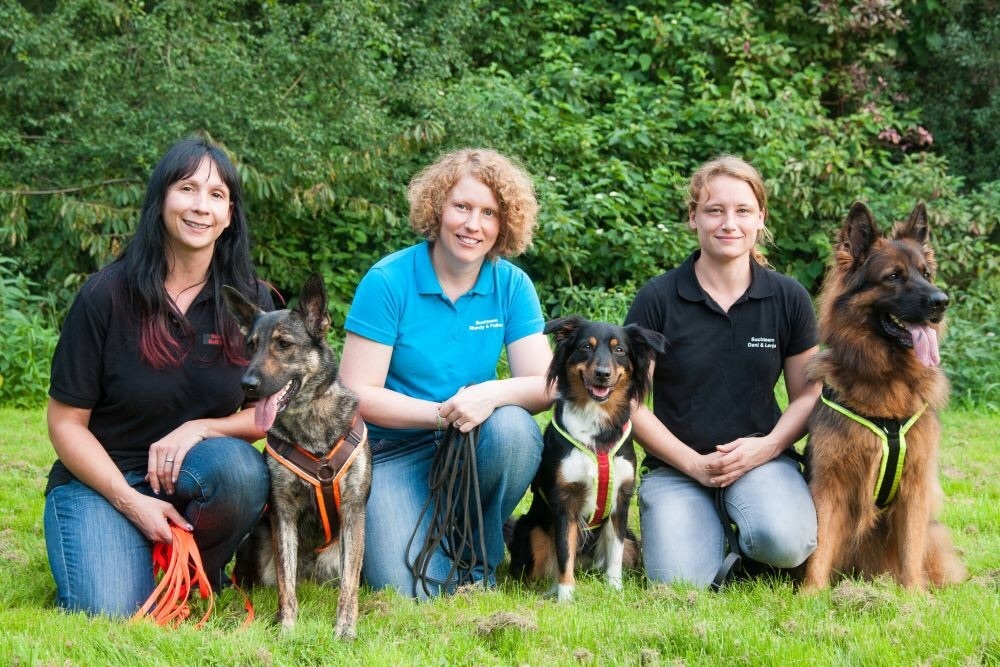 v.l.n.r Bettina Schönig mit Hündin Sully (in Ausbildung) Schatzmeisterin, Mandy van den Borg mit Hündin Feline (Einsatzhund) Vorsitzende, Daniela Aßmus mit Hündin Lenja (Einsatzhund) stellv. Vorsitzende